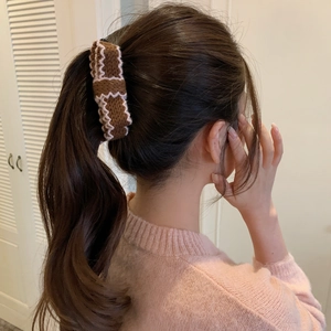 Barrette banane tricotée bicolore marron et rose avec double nœud pour queue de cheval