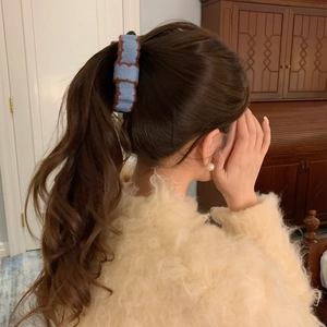Barrette banane à nœud tricoté bleu et marron pour coiffure queue de cheval