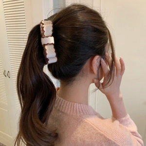 Barrette banane à double nœud tricoté pour queue de cheval en tons marron et beige