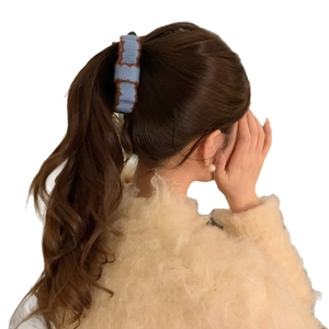 Barrette à cheveux tricotée à carreaux bleus et bruns pour queue de cheval haute