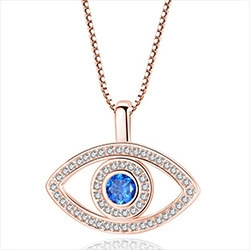 Detalle del colgante del Ojo Turco en oro rosa con piedra azul y cristales blancos
