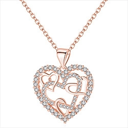 Detalle del colgante de corazones entrelazados en oro rosa con circonitas brillantes