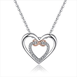 Detalle del colgante de corazón con símbolo infinito oro rosa y pavé de circonitas