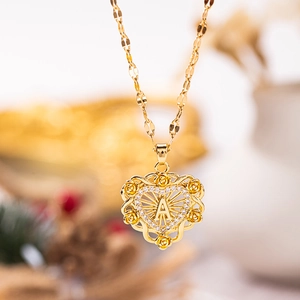 Moda Lujo Ligero Corazón Calado Rosa Inicial Collar Cobre Circonia Letra Colgante Collar Para Mujeres Joyería Personalizada