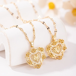 Elegante collar de corazón dorado con marco de rosas y letra inicial Y o V de cristal