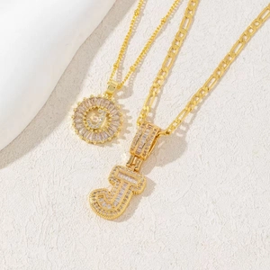 Lussuose collane con ciondolo a lettera J color oro con cristalli scintillanti su crema