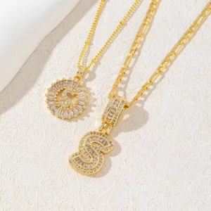 Set di collane placcate oro con ciondolo lettera S, zirconi e catena stile Figaro