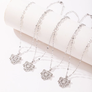 Collar de plata con colgante de corazón calado y circonitas brillantes para mujer chic