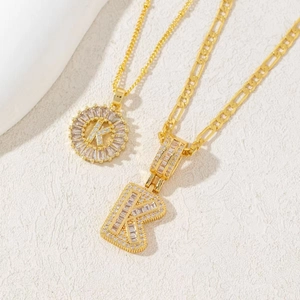 Collana a catena Figaro dorata con ciondolo a lettera K e zirconi scintillanti