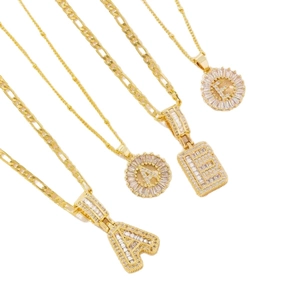 Collane lussuose placcate in oro con ciondoli a 26 lettere e cristalli a taglio baguette