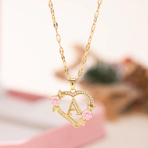 Élégant collier pendentif cœur doré avec lettre A sertie et décor de fleurs de cerisier