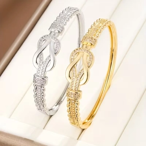 Modischer gedrehter Armreif mit Zirkonia-Steinen in Gold und Silber Überzug
