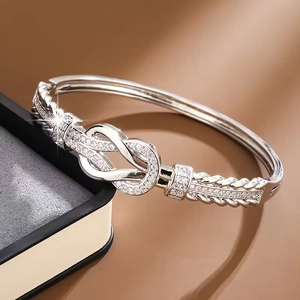 Silbernes Hufeisenknoten-Armband mit Zirkonia in einer edlen Schmuck-Geschenkbox