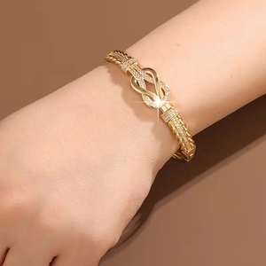 Luxuriöses goldfarbenes Armband mit Hufeisenschnalle und Zirkonia am Handgelenk