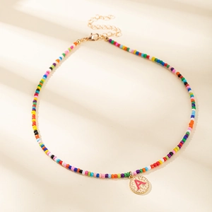 Collier Pendentif Lettre en Perles de Rocaille Multicolores Bohème pour Femmes Alliage Plaqué Or Alphabet Médaille Bijoux Cadeau