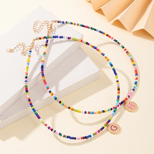 Collier bohème double rang en perles colorées avec pendentifs lettres G et H dorés