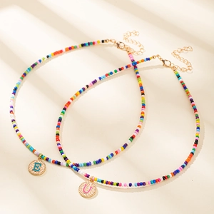 Collier de perles colorées bohème avec pendentif lettre dorée bijou élégant femme