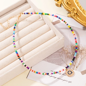 Collier de perles colorées fait main avec pendentif œil maléfique doré et fermoir
