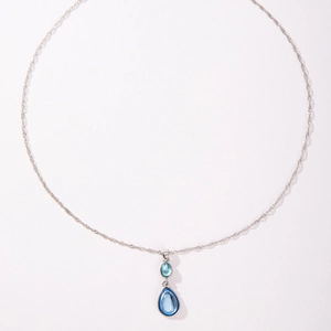 Elegante collana in argento con ciondoli a goccia blu chiaro e scuro in stile vintage