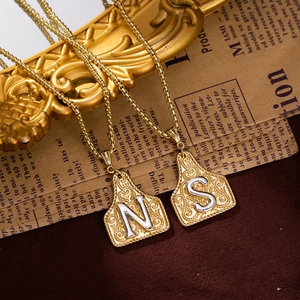 Collane con pendenti a lettere dorate di lusso con incisione floreale in stile western