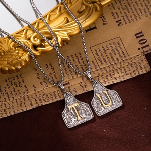 Collier vintage avec pendentifs boucliers gravés et lettres dorées sur chaîne box