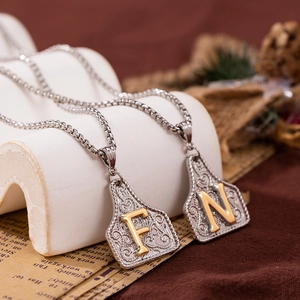 Collier vintage en forme de bouclier avec motif floral gravé et lettre dorée