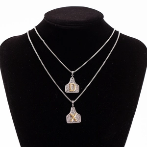Pendentifs vintage D et X en argent sur chaînes vénitiennes présentés sur un buste noir