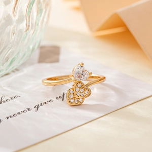 Bague ouverte dorée élégante avec un grand zircon en cœur et des accents en cristal