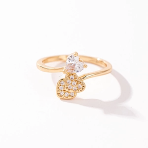 Bague double cœur dorée élégante avec un grand zircon étincelant et micro-pavage