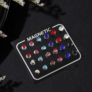 Sélection de boucles d'oreilles magnétiques en zircone colorée sur carte noire