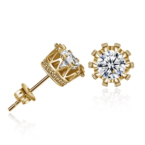 Élégantes boucles d'oreilles couronne dorées avec zircon brillant sur fond blanc