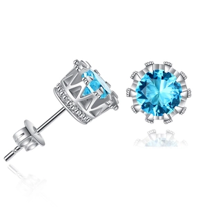 Élégantes boucles d'oreilles couronne en zircon bleu ciel serties sur argent poli femme