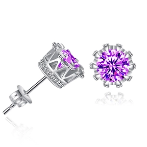 Vue détaillée des boucles d'oreilles en zircon violet avec serti couronne en argent
