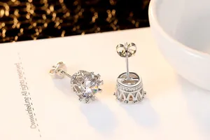 Détail de boucles d'oreilles zircon avec monture couronne hexagonale et fini argent