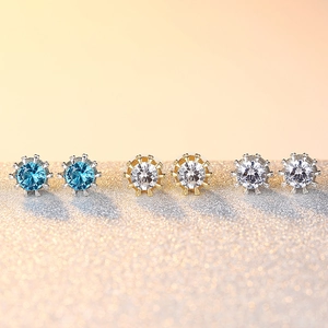 Trois paires de boucles d'oreilles élégantes en zircon avec des pierres bleues et transparentes