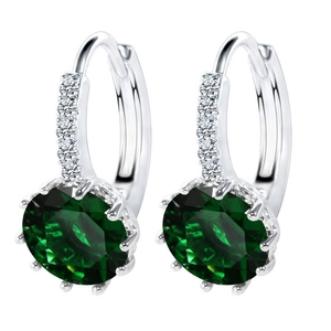 Eleganti orecchini a cerchio in argento con pietre di zircone e una grande agata ovale verde