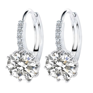 Orecchini a cerchio in argento con grande zircone rotondo e pavé su sfondo bianco