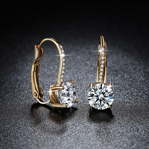 Élégantes boucles d'oreilles dorées avec grand zircon rond et détails scintillants