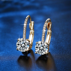 Élégantes boucles d'oreilles dormeuses dorées avec zircon rond brillant et pavage