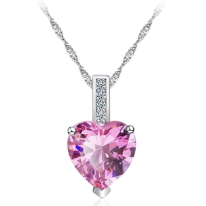 Detail der rosa herzförmigen Edelstein-Halskette mit funkelnder Zirkon-Wellenkette