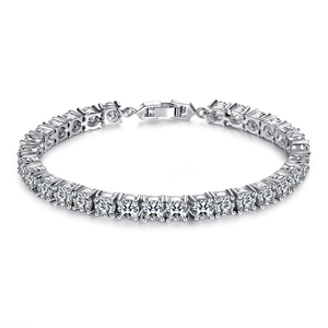 Nahaufnahme eines eleganten Tennisarmband mit Zirkonia und polierter Weißgoldbeschichtung
