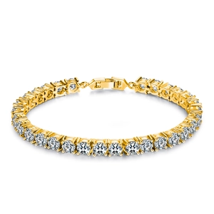 Nahaufnahme des goldenen Tennisarmbands mit runden, brillantgeschliffenen Zirkonia-Steinen