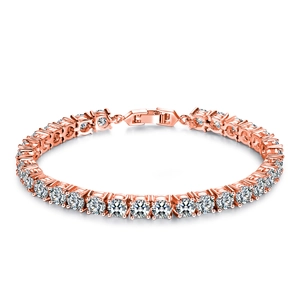 Detail eines Tennisarmbands in Roségold mit Zirkonia-Steinen und Faltverschluss