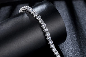 Makroaufnahme von Silber-Tennisarmband mit Brillantschliff-Zirkonia in Vier-Krallen-Fassung