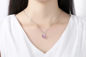 Nahaufnahme der rosa Herz-Edelsteinkette mit Zirkonia-Akzenten auf einer Silber-Kordelkette
