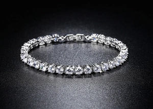 Nahaufnahme eines eleganten Silber-Tennisarmbands mit brillant geschliffenen Zirkonia