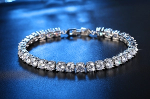 Makroaufnahme von Silber Tennisarmband mit Zirkonia-Steinen auf blauem Hintergrund