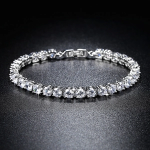 Elegantes Tennis-Armband aus Silber mit runden Zirkonia auf schwarzem Hintergrund