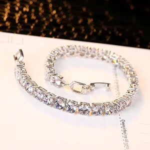 Elegantes silbernes Tennisarmband mit runden Zirkonia-Steinen auf weißem Papierhintergrund