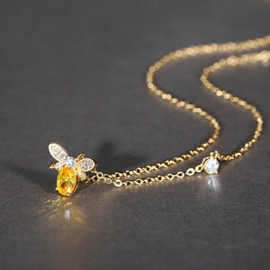 Exquis collier pendentif abeille doré avec cristal jaune et pierres de zircon brillant